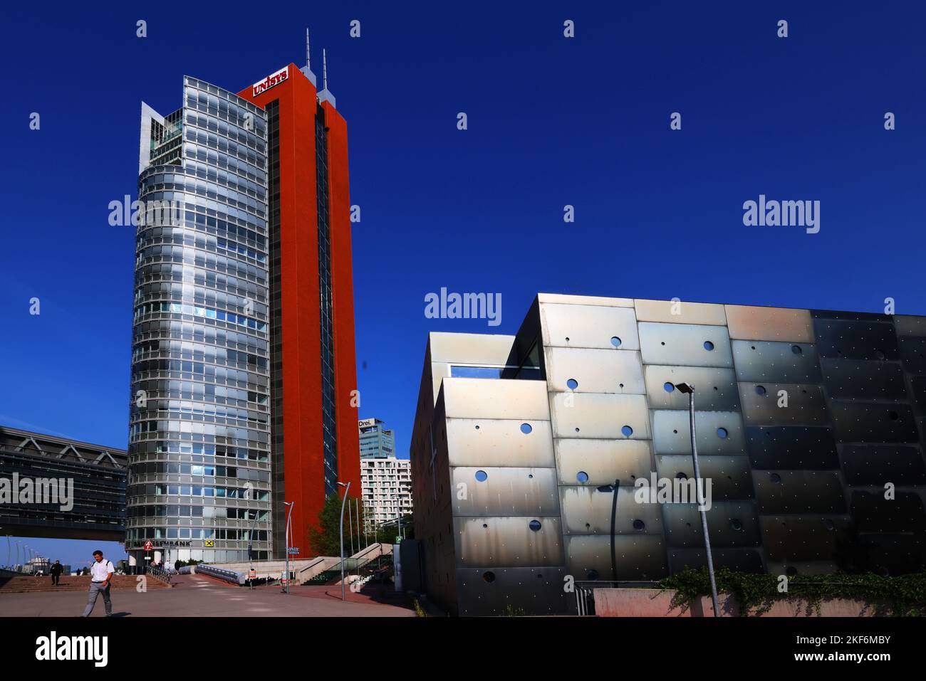 Donau City, Wien, Wien Architektur, Modern, Wien, moderne Architektur, in der Donaustadt mit Fenster und Spiegelung und Wand Banque D'Images