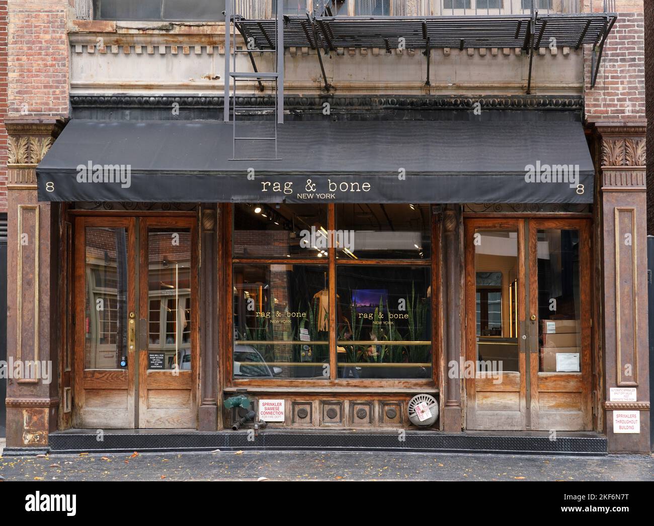 New York, NY - octobre 2022: Une boutique de vêtements dans un vieux bâtiment à l'aspect usé dans le quartier de Tribeca. Banque D'Images