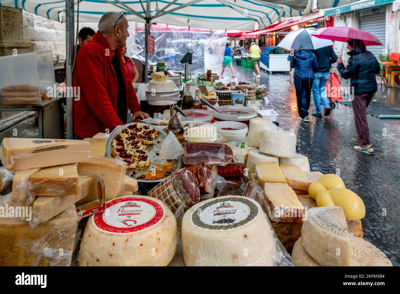 Fromage et viande à vendre au marché des produits du jour, Ortigia, Syracuse (Syracuse), Sicile, Italie Banque D'Images