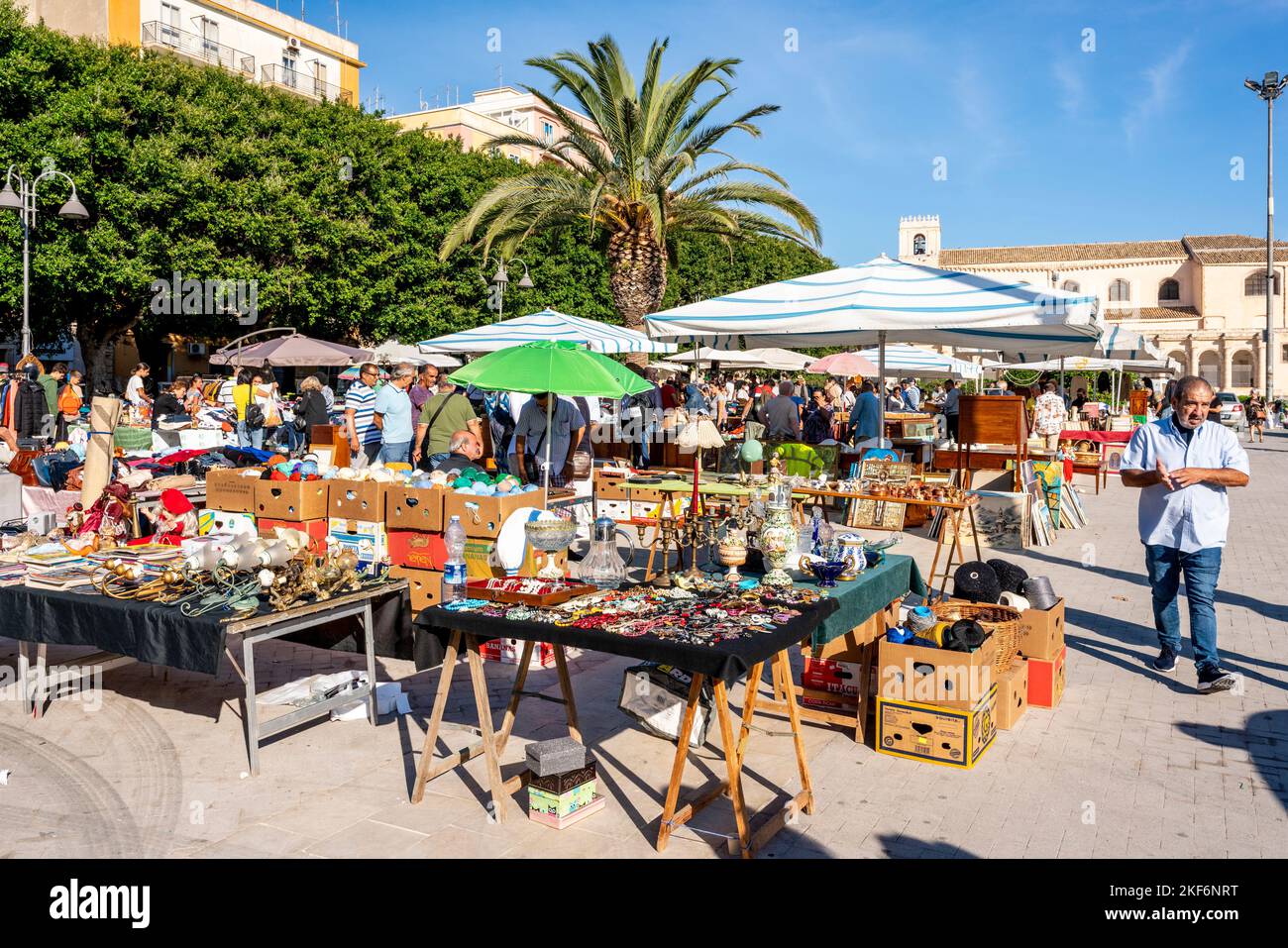 Le marché des antiquités du dimanche à Piazza Santa Lucia, Syracuse (Syracuse), Sicile, Italie Banque D'Images