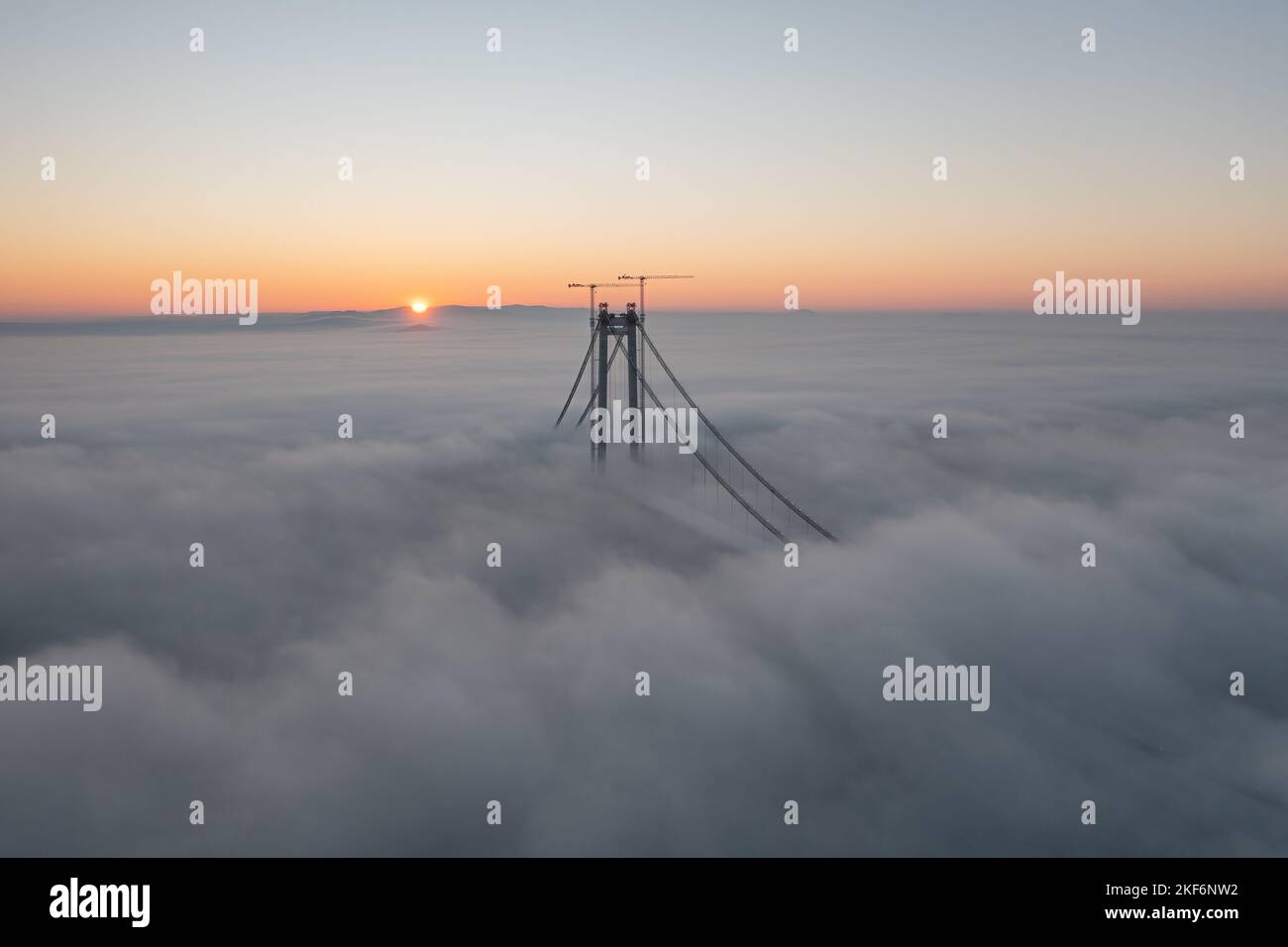 Vue panoramique de drone aérienne depuis le dessus du pont suspendu sur le danube, en construction, entre les villes de Braila et Tulcea en Roumanie Banque D'Images