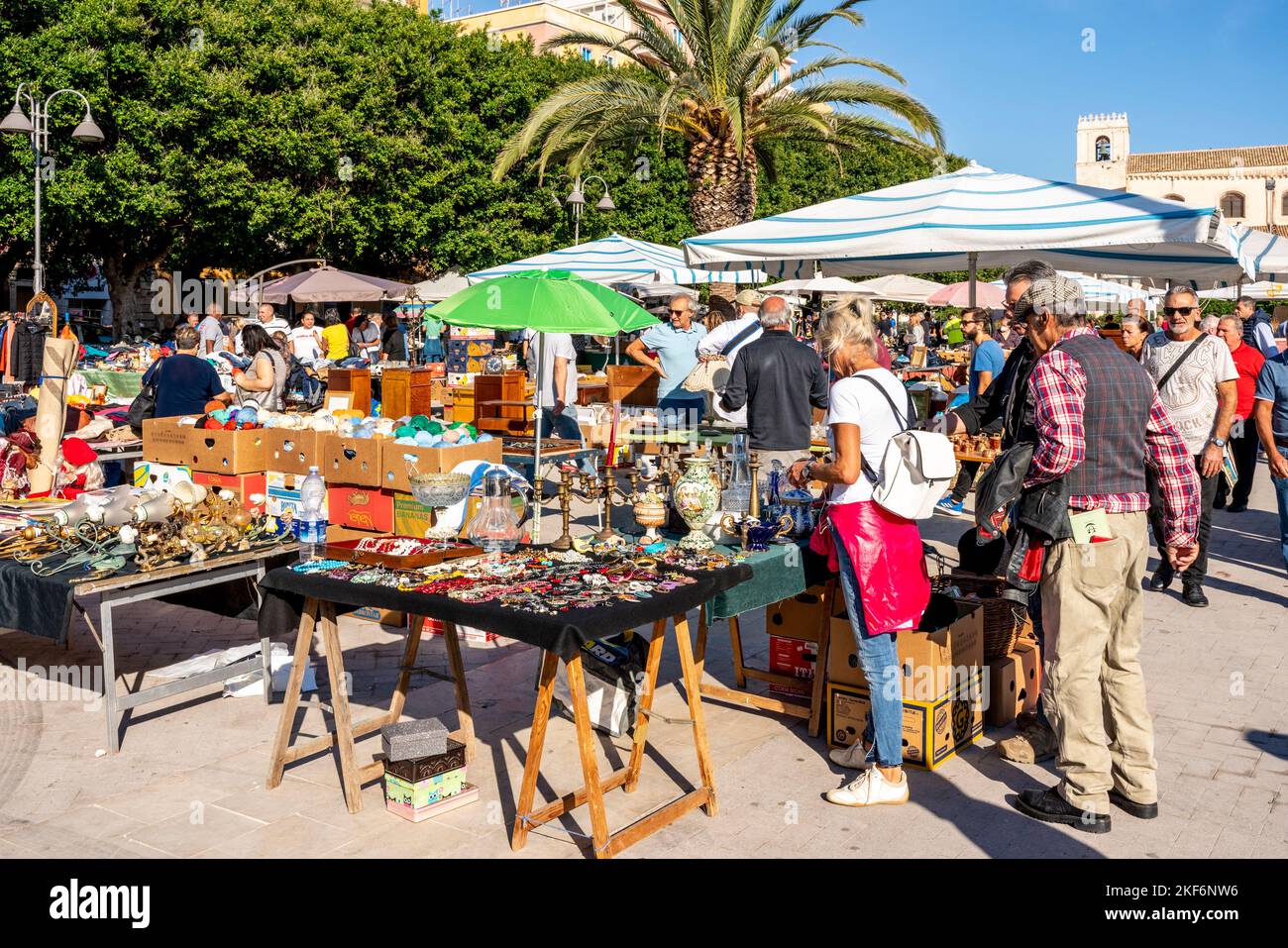 Stands au marché des antiquités du dimanche à Piazza Santa Lucia, Syracuse (Syracuse), Sicile, Italie Banque D'Images