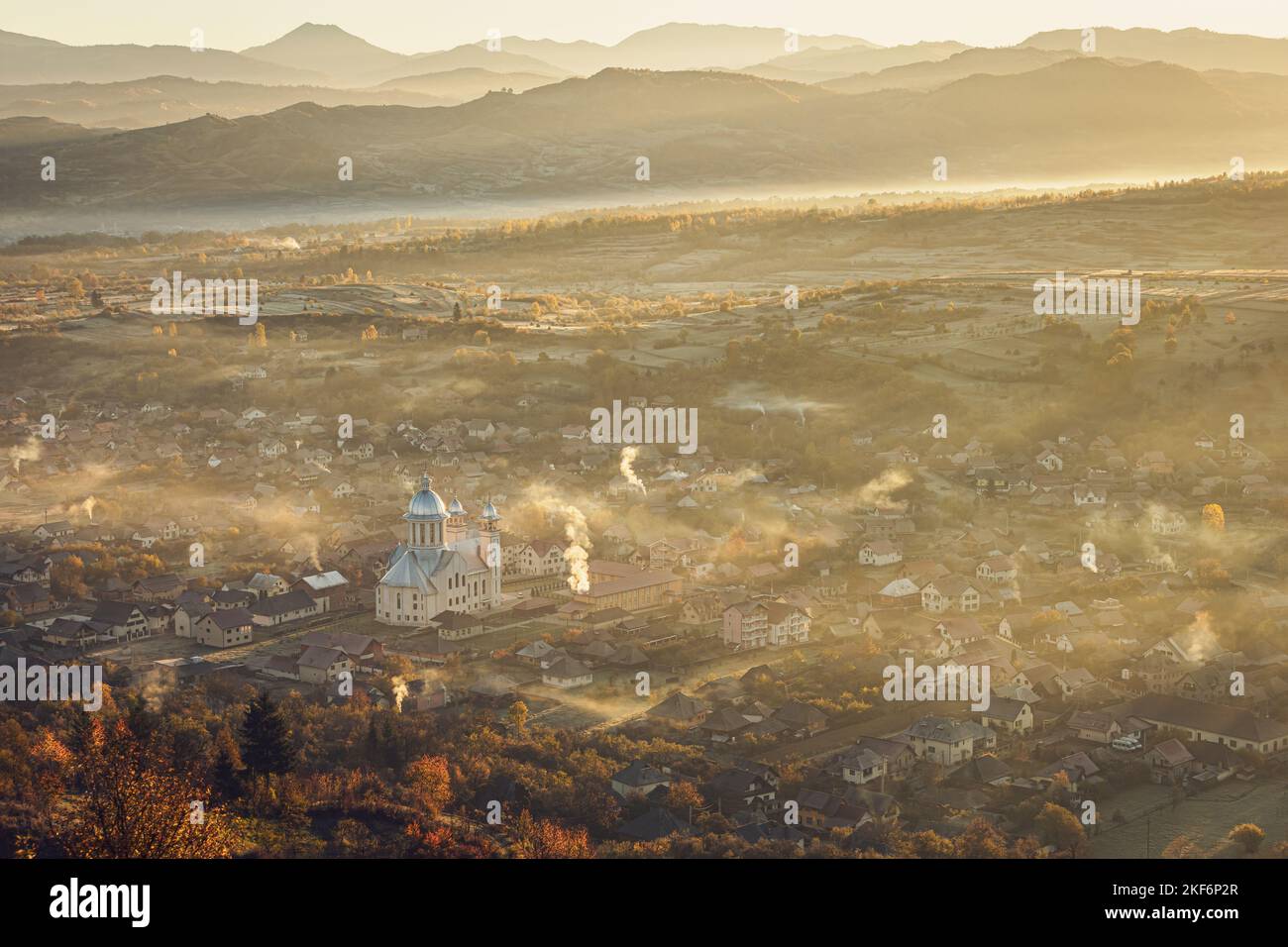 Spectaculaire matin d'automne au-dessus du village d'Ieud dans la région historique de Maramures. Photo prise le 21st octobre 2022 à Ieud, comté de Maramures, R Banque D'Images
