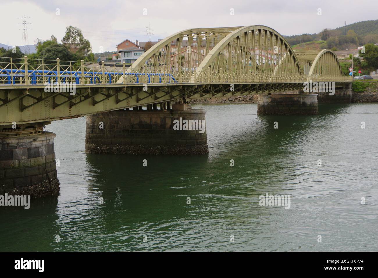 Le pont suspendu en acier et le pont en arc de cercle avec cordeau Ría de Limpias Colindres Cantabria Espagne Banque D'Images