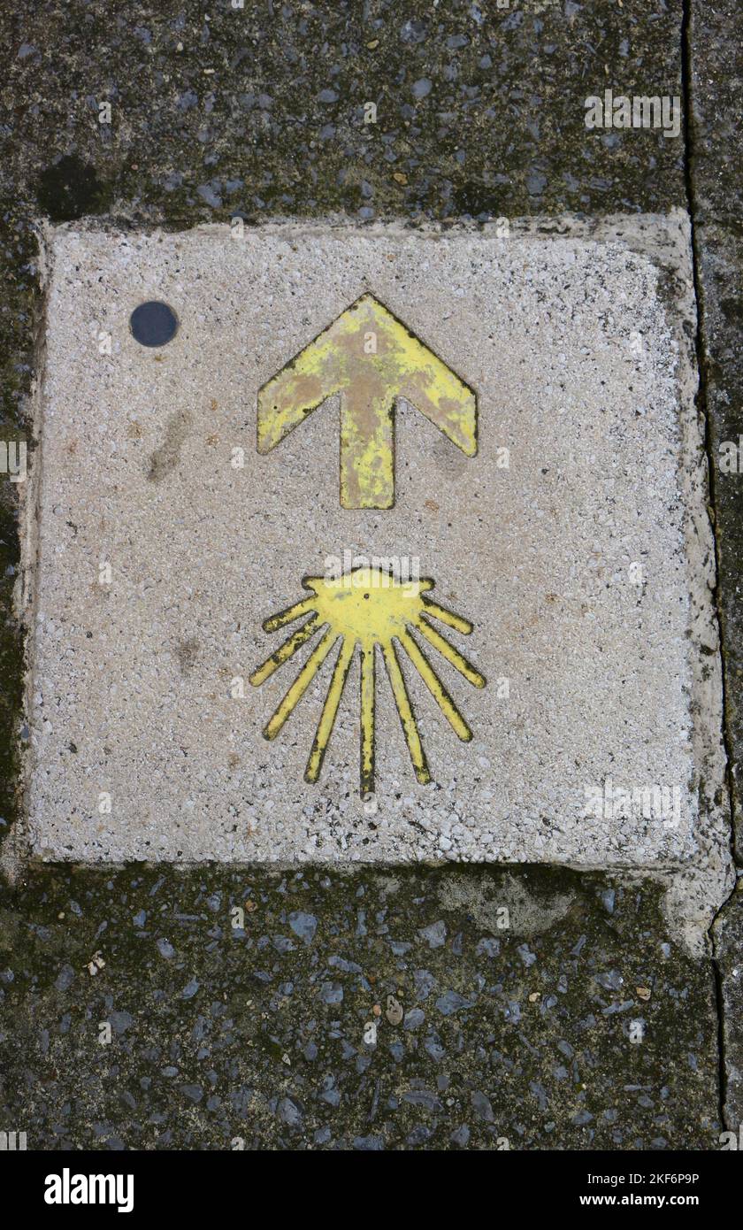Marqueur de trottoir pour le chemin des pèlerins de Saint-Jacques à Saint-Jacques-de-Compostelle Oviedo Asturias Espagne Banque D'Images