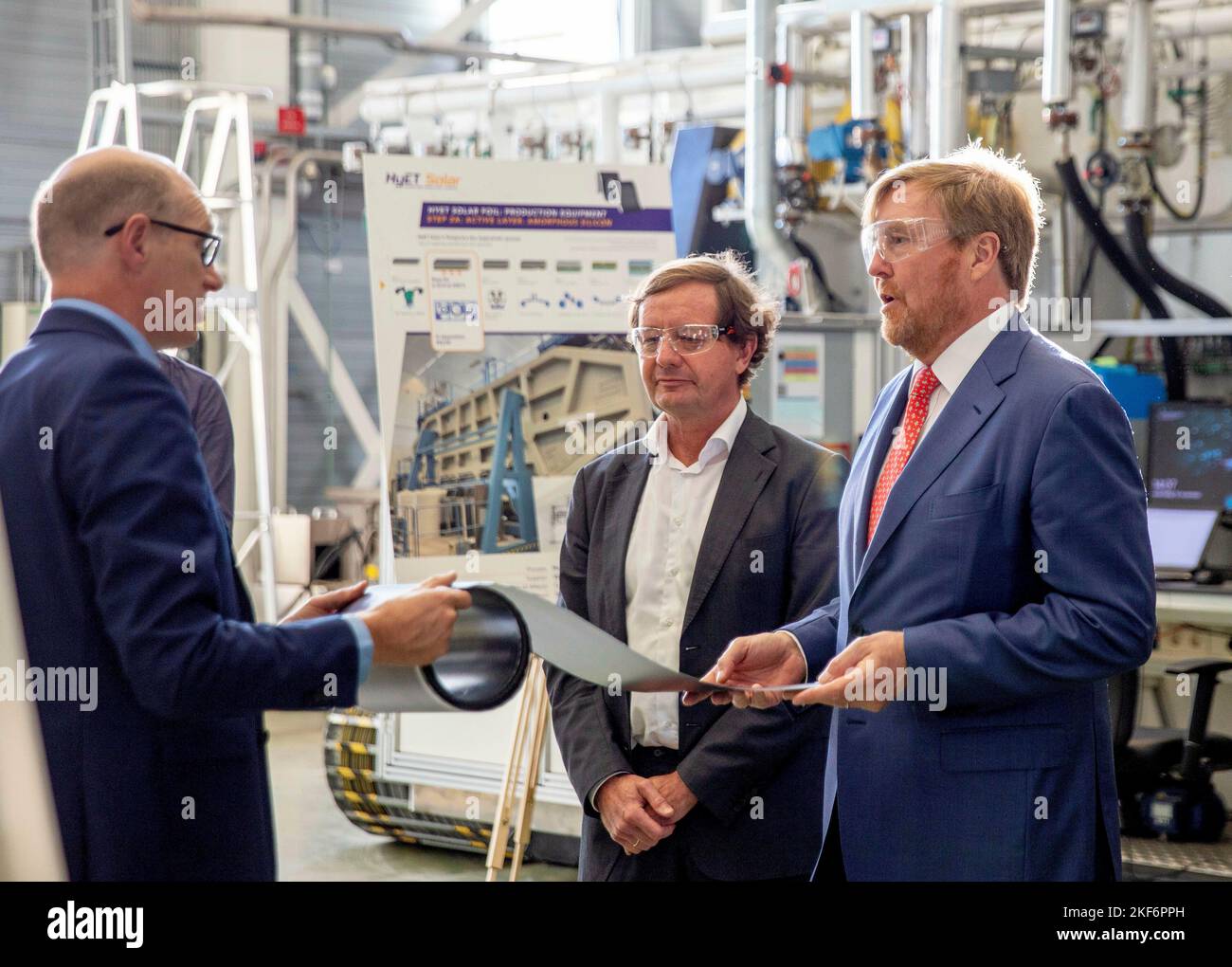 Nedstack, pays-Bas, 16/11/2022, le roi Willem-Alexander des pays-Bas à Nedstack à Arnhem, sur 16 novembre 2022, pour une visite de la grappe d'hydrogène du parc industriel Kleefse Waard, il obtient une visite de trois processus différents que Nedstack traverse lors de la réalisation de solutions de pile à combustible PEM. Une attention particulière sera portée aux cellules, aux piles et au lieu de l'essai d'électrolyse photo: Albert Nieboer/Netherlands OUT/point de vue OUT Banque D'Images