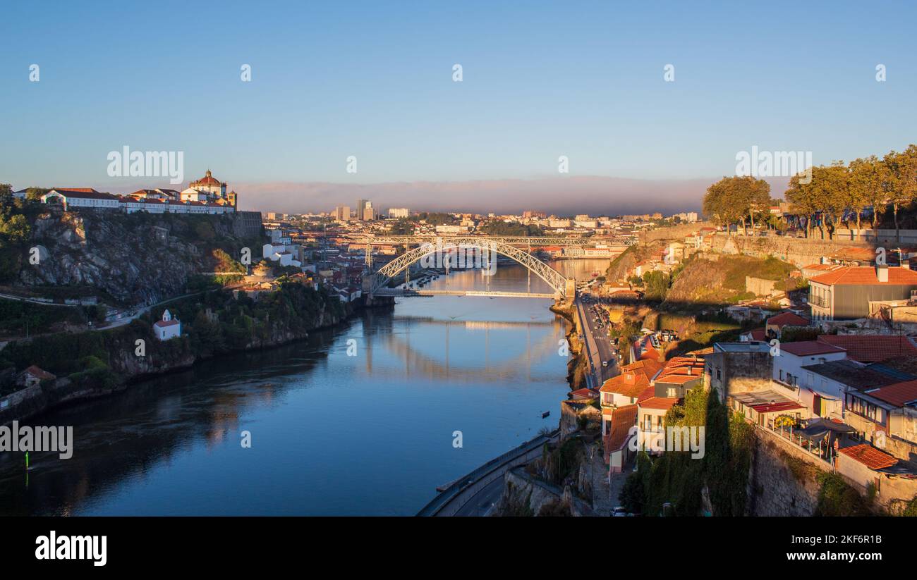 Vue aérienne du pont Ponte Dona Maria Pia traversant la rivière sous le ciel bleu Banque D'Images