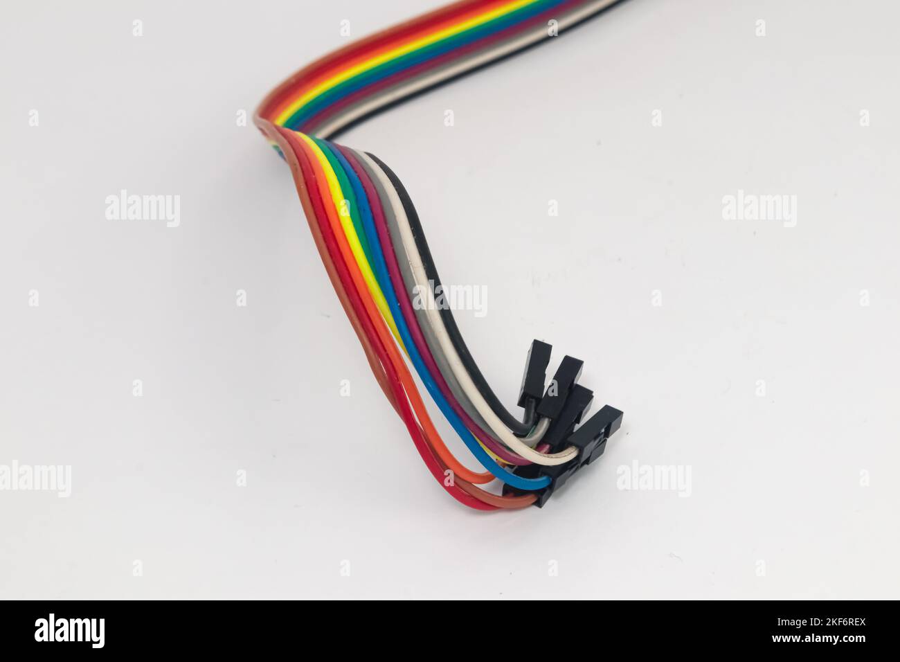 Câble Rainbow avec connecteur femelle à l'extrémité. Ce câble est utilisé pour les matériaux de bricolage par les amateurs d'électronique. Banque D'Images