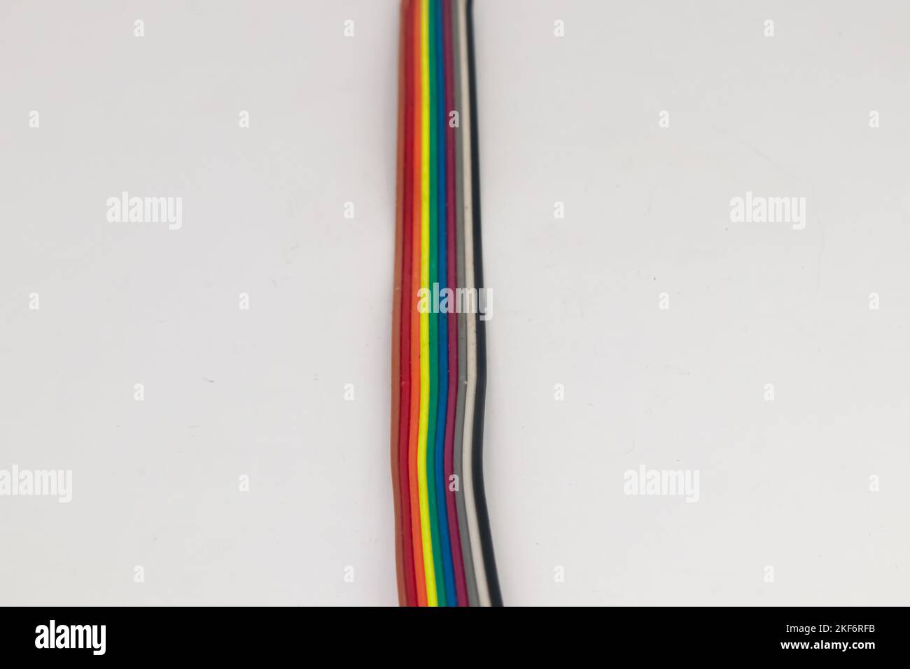 Câble arc-en-ciel utilisé pour les matériaux de bricolage par les amateurs d'électronique. Banque D'Images