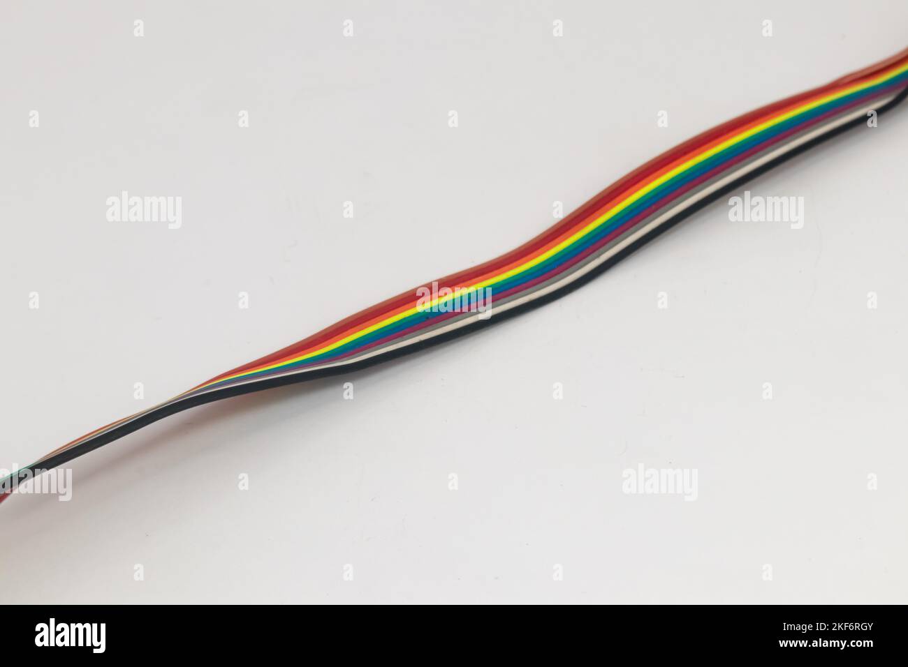 Vue en diagonale du câble arc-en-ciel utilisé pour les matériaux de bricolage par les amateurs d'électronique. Banque D'Images