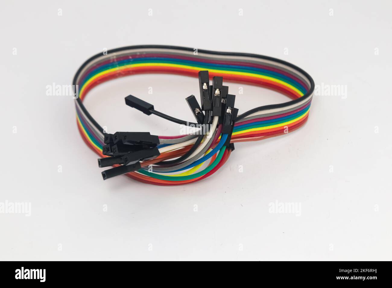 Câble Rainbow avec connecteur femelle-femelle comme cavalier utilisé pour les matériaux de bricolage par les amateurs d'électronique. Banque D'Images