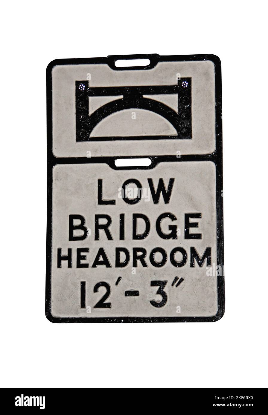 Un panneau Vintage British Road pour un pont bas. Banque D'Images