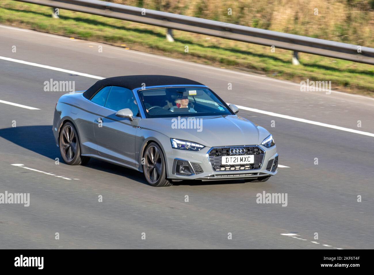 2021 Gray AUDI A5 S LINE ED 1 TFSI MHEV sa 1984cc essence automatique 7 vitesses ; sur l'autoroute M6 Royaume-Uni Banque D'Images