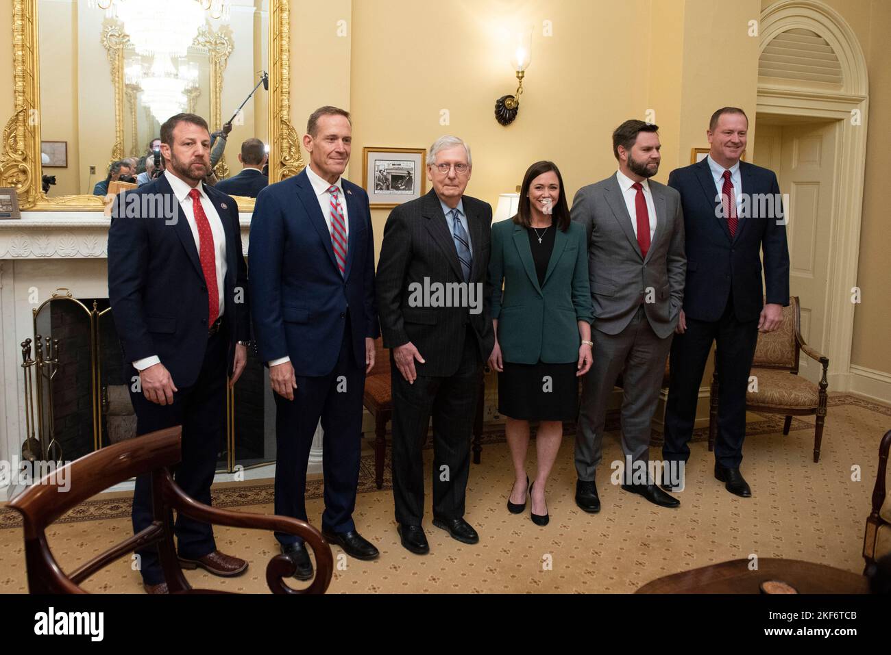 Mitch McConnell, chef de la minorité au Sénat des États-Unis (républicain du Kentucky), au centre, rencontre les sénateurs républicains élus dans son bureau au Capitole des États-Unis, sur Capitol Hill à Washington, DC, mardi, 15 novembre 2022. De gauche à droite : LE sénateur américain élu Marykwayne Mullen (républicain de l'Oklahoma), le sénateur américain élu Ted Budd (républicain de la Caroline du Nord), le leader McConnell, le sénateur américain élu Katy Britt (républicain de l'Alabama), le sénateur américain élu J.D. Vance (républicain de l'Ohio) et le sénateur américain élu Eric Schmitt (républicain du Missouri) crédit : Owen Cliff/CNP/MediaPunch Banque D'Images