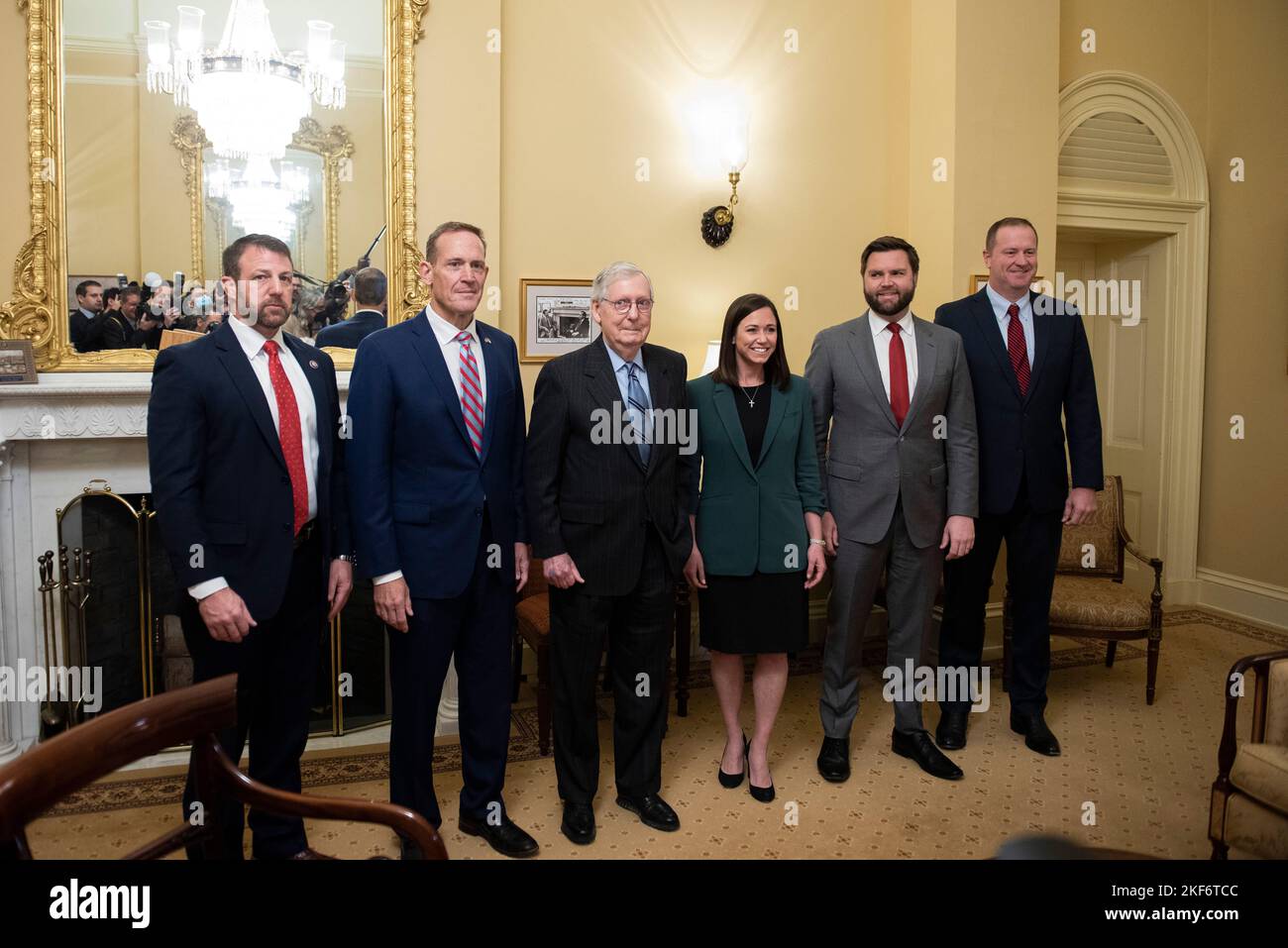 Mitch McConnell, chef de la minorité au Sénat des États-Unis (républicain du Kentucky), au centre, rencontre les sénateurs républicains élus dans son bureau au Capitole des États-Unis, sur Capitol Hill à Washington, DC, mardi, 15 novembre 2022. De gauche à droite : LE sénateur américain élu Marykwayne Mullen (républicain de l'Oklahoma), le sénateur américain élu Ted Budd (républicain de la Caroline du Nord), le leader McConnell, le sénateur américain élu Katy Britt (républicain de l'Alabama), le sénateur américain élu J.D. Vance (républicain de l'Ohio) et le sénateur américain élu Eric Schmitt (républicain du Missouri) crédit : Owen Cliff/CNP/MediaPunch Banque D'Images