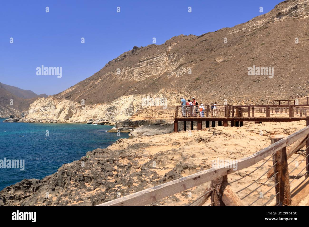 23 mars 2022 - Al Mughsail près de Salalah, Oman : les gens admirent les trous d'éruption Banque D'Images