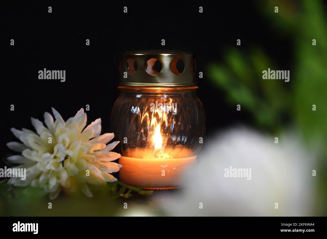Carte de condoléances avec bougie et chrysanthème blanc sur fond sombre Banque D'Images
