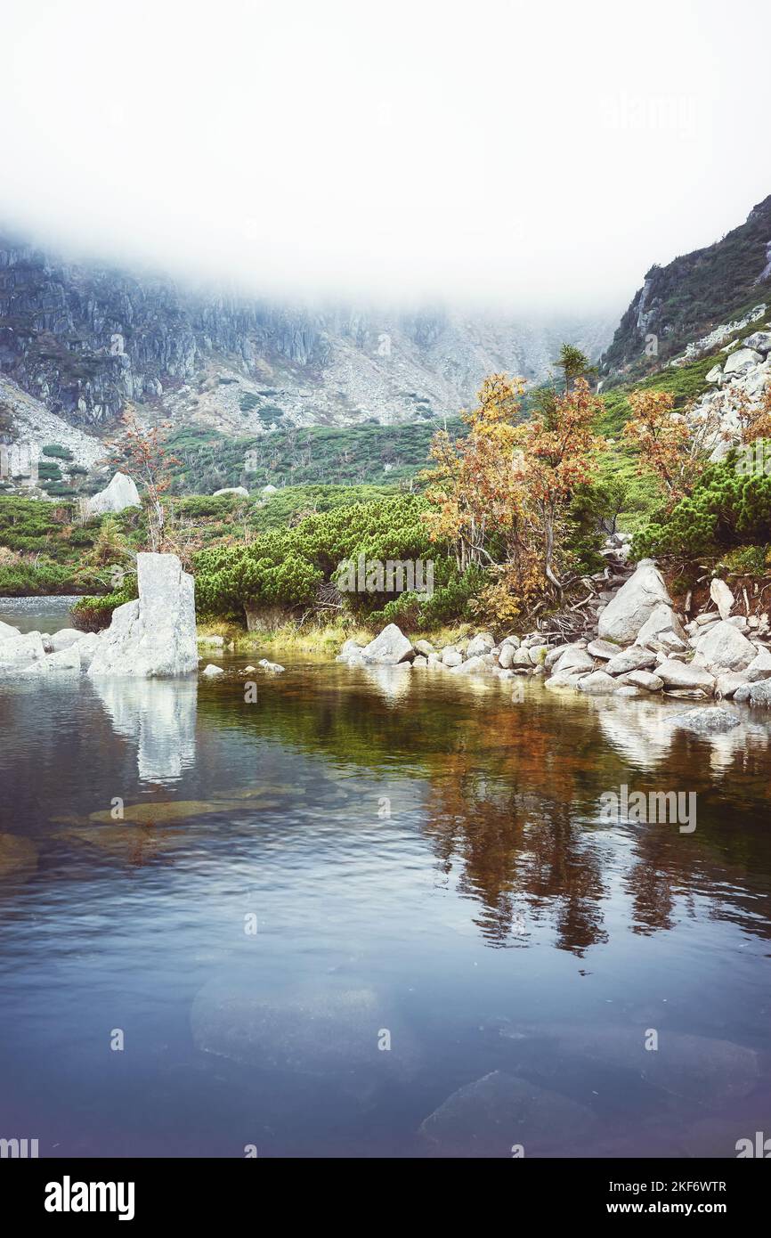 Lac de montagne par un jour automnal brumeux, ton de couleur appliqué. Banque D'Images