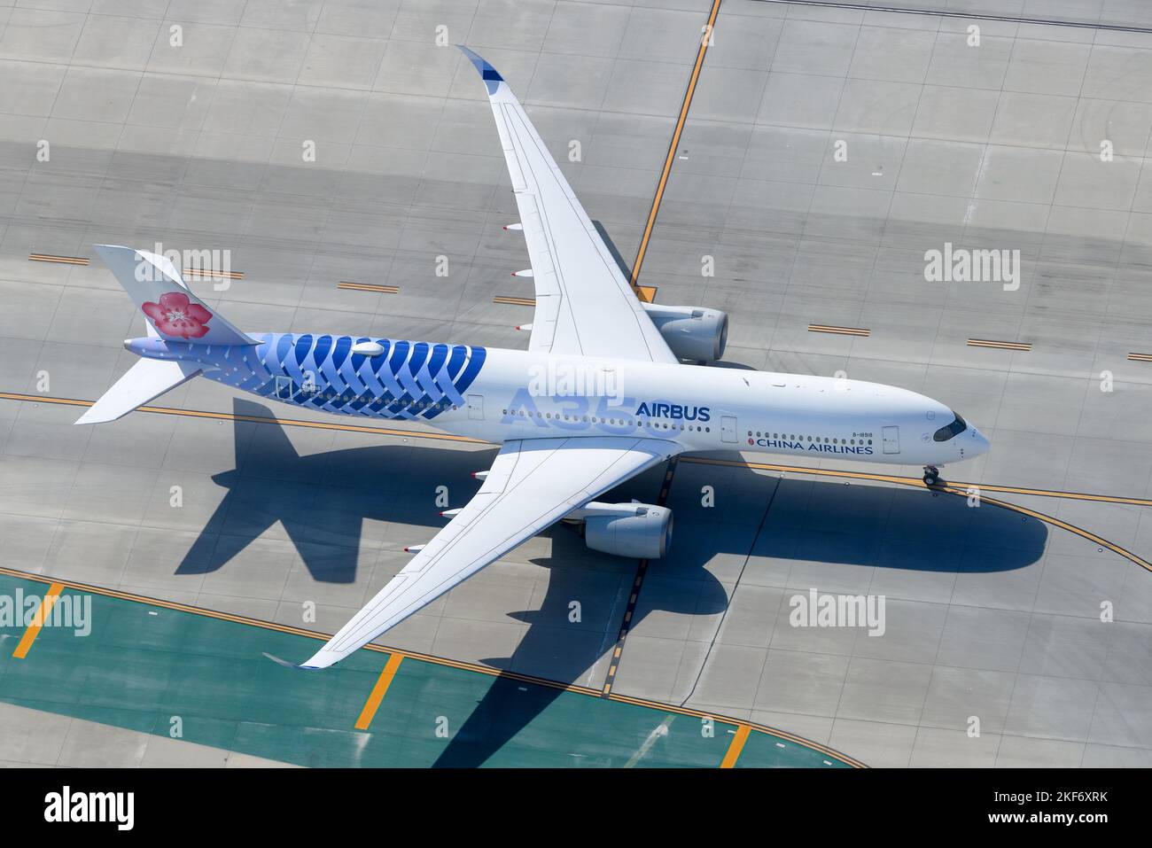 Airbus A350 de China Airlines avec la livraison spéciale fibre de carbone d'Airbus. Avion A350-900 de China Airlines Airbus et couleurs de fibre de carbone. Banque D'Images