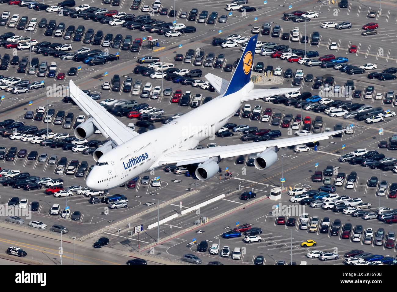 L'avion Lufthansa Boeing 747 est sur le point d'atterrir. Avion 747-8i de la compagnie aérienne Deutsche Lufthansa immatriculée sous le nom de D-ABYN. Banque D'Images
