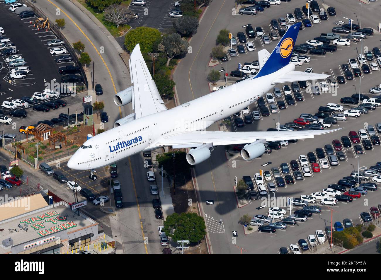 L'avion Lufthansa Boeing 747-8 est sur le point d'atterrir. L'avion 747 de la compagnie aérienne Deutsche Lufthansa immatriculée sous le nom de D-ABYN. Banque D'Images