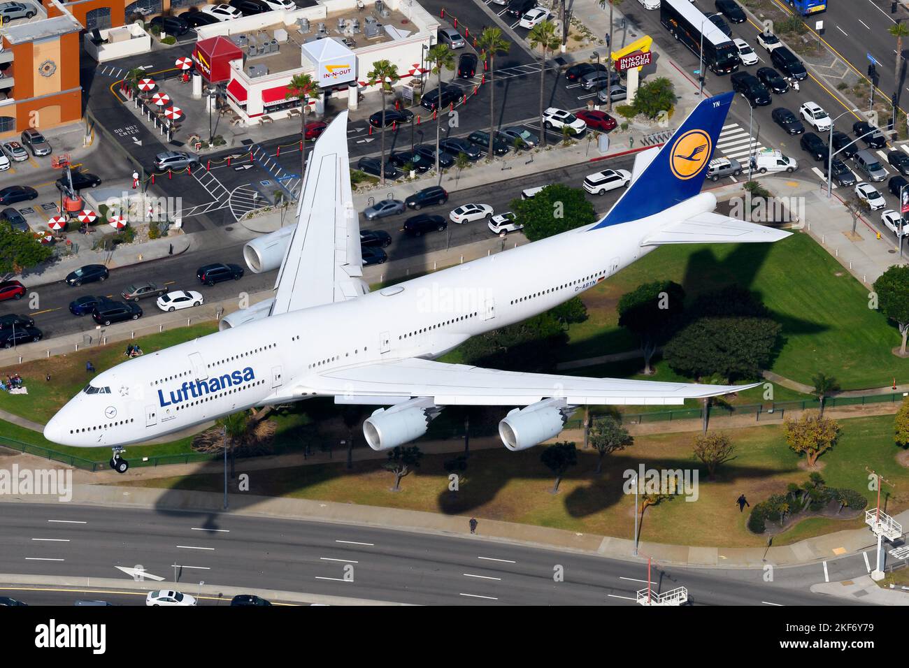 L'avion Lufthansa Boeing 747 est sur le point d'atterrir. Avion 747-8i de la compagnie aérienne Deutsche Lufthansa immatriculée sous le nom de D-ABYN vu d'en haut. Banque D'Images