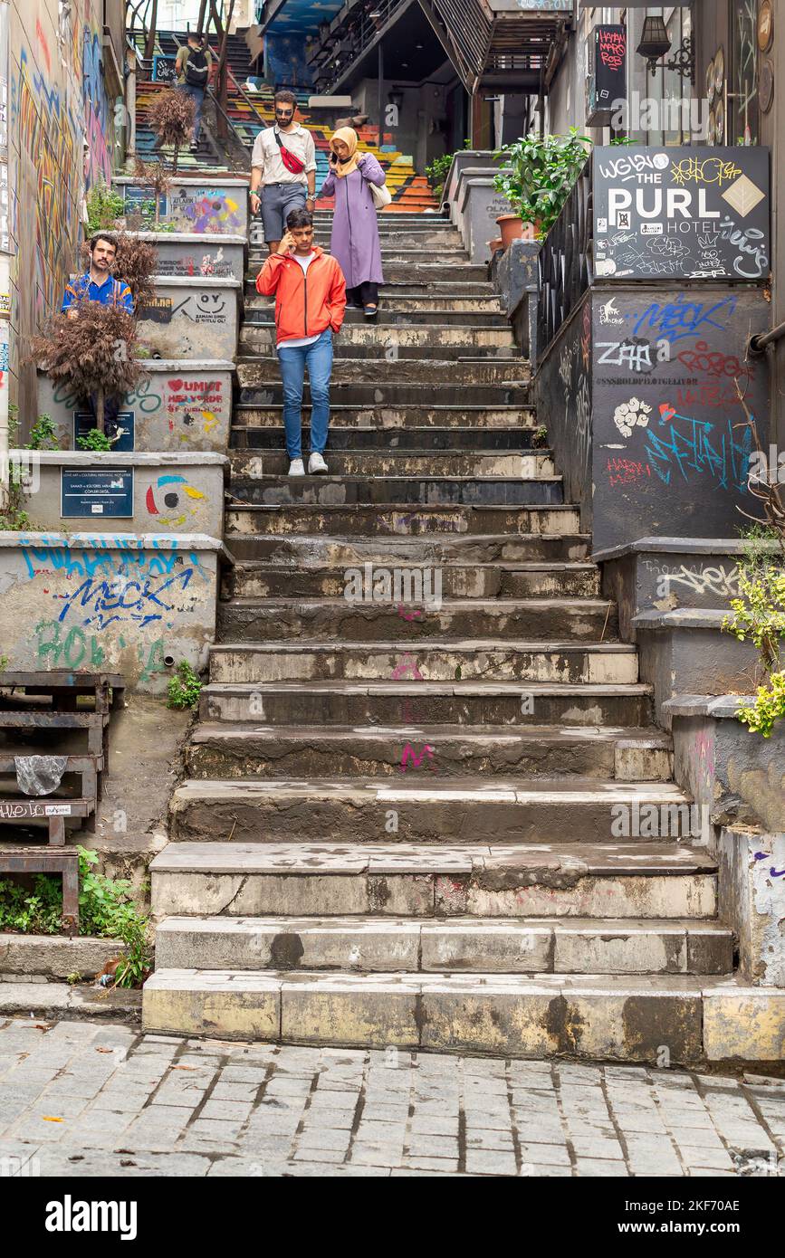 Istanbul, Turquie - 25 août 2022: Passerelle avec des escaliers colorés entre les murs de pierre menant à la tour de Galata, situé sur la rue Banks à Galata, dans le quartier de Karakoy d'Istanbul Banque D'Images