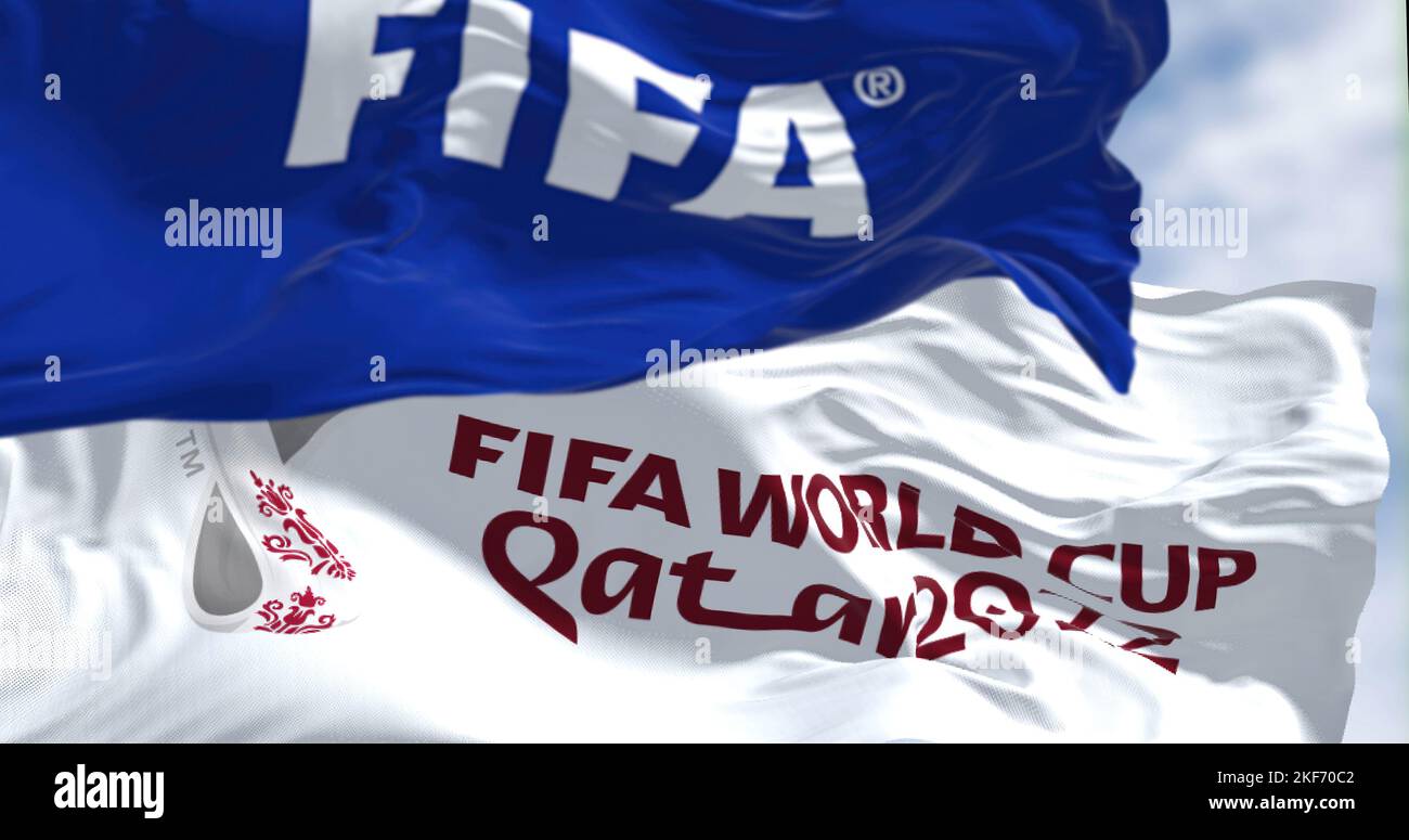 Doha, QA, nov 2022 : drapeaux avec le logo de la FIFA et du Qatar de la coupe du monde 2022 qui agite dans le vent. L'événement est prévu au Qatar du 21 novembre au 18 décembre Banque D'Images