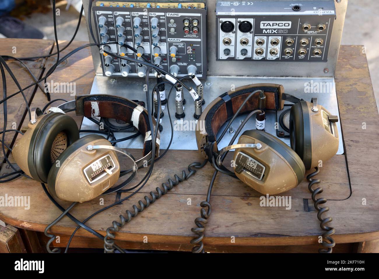 Écouteurs vintage et console de mixage audio ou équipement d'enregistrement TAPCO Mix Banque D'Images