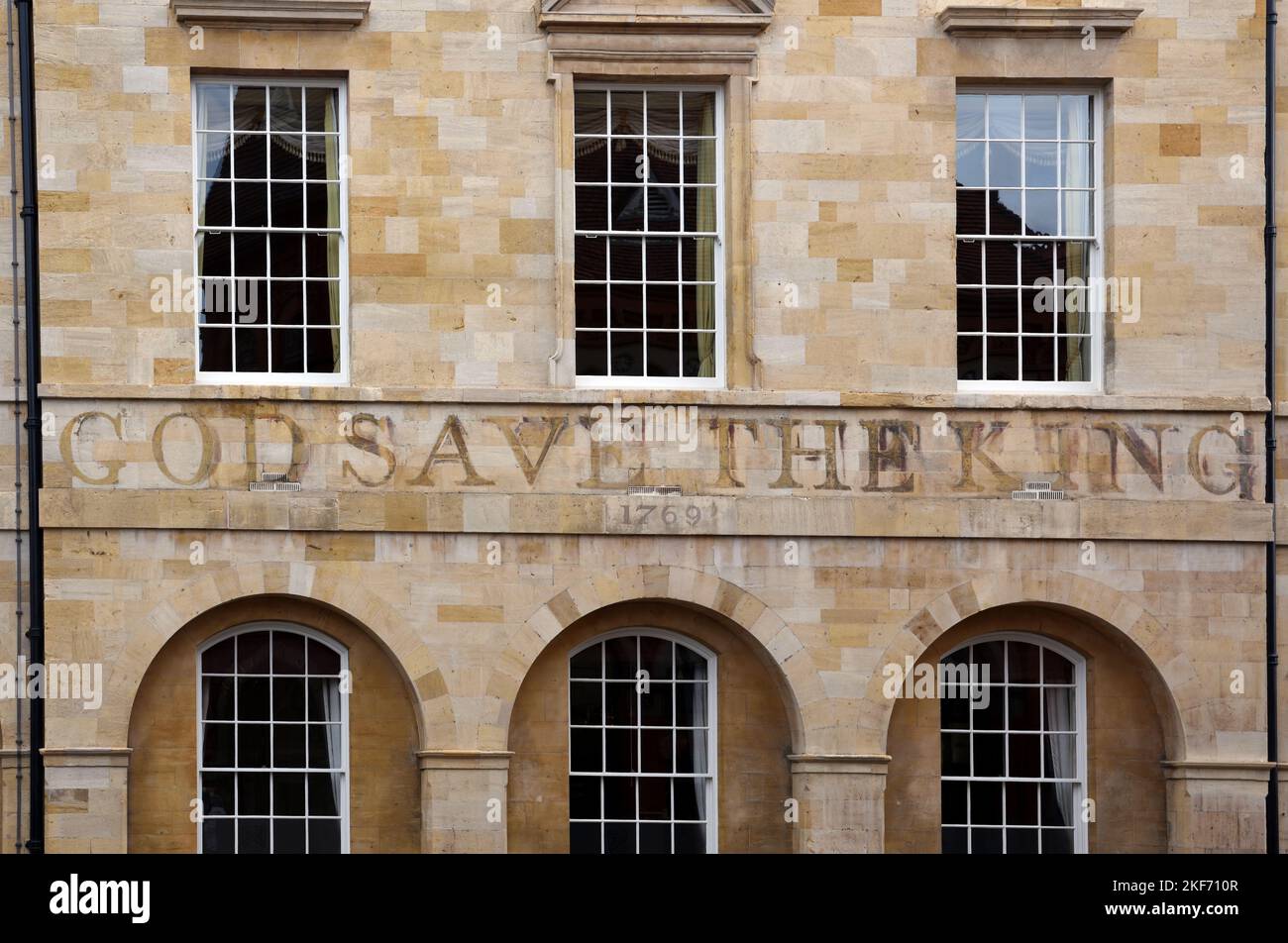 God Save the King a effacé le lettrage de British National Athem ou Royal Anthem en date de 1769 à l'hôtel de ville de Stratford-upon-Avon Angleterre Grande-Bretagne ou Royaume-Uni Banque D'Images