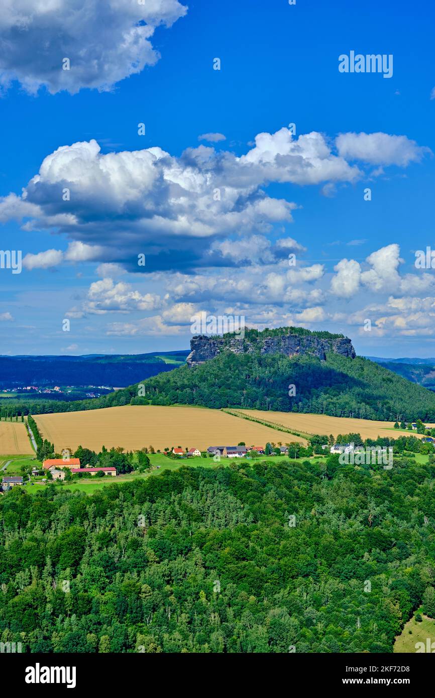 Vue pittoresque de la montagne Lilienstein vue de la montagne Königstein, Suisse saxonne, Saxe, Allemagne. Banque D'Images