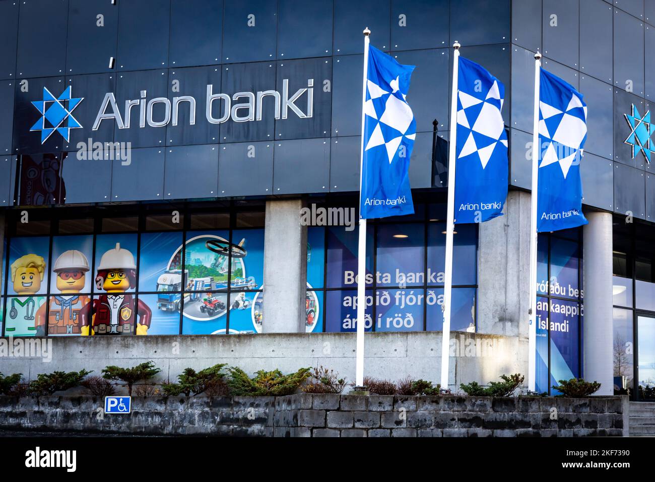 Reykjavik, Islande - 10 novembre 2022 : devant le bâtiment de la banque islandaise, Arion Banki. Banque D'Images