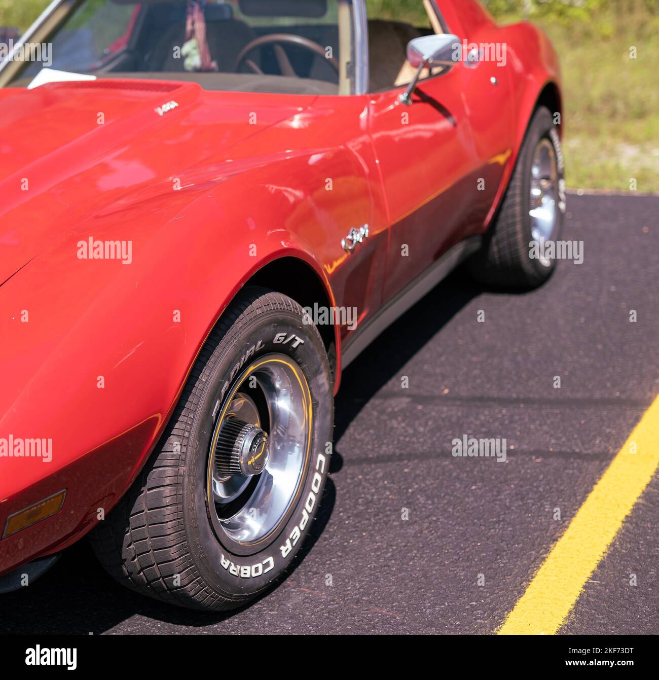NISSIWA, MN – 30 juillet 2022 : pneu Cooper Cobra Radial GT sur une voiture  Corvette rouge lors