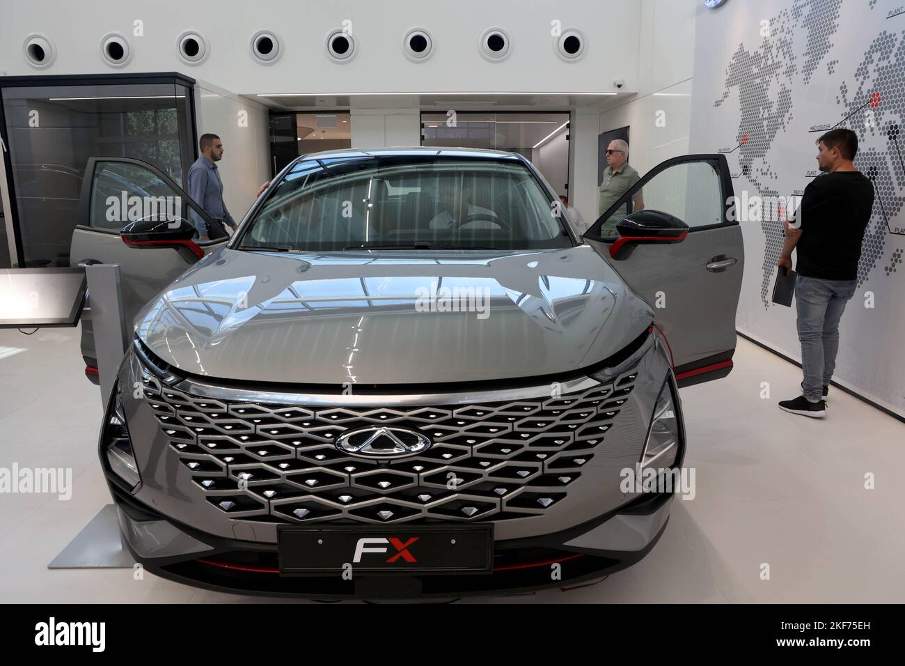 Rishon Lezion, Israël. 16th novembre 2022. Les gens visitent une salle d'exposition qui vend des véhicules fabriqués par le constructeur automobile chinois Chery à Rishon Lezion, en Israël, le 16 novembre 2022. Le constructeur automobile chinois Chery automobile Corporation a commencé la vente de trois modèles de ses voitures en Israël depuis la semaine dernière. Les modèles, vendus par l'intermédiaire de la concession automobile israélienne Carasso Motors, comprennent les modèles multisegments à essence Tiggo 7 Pro, Tiggo 8 Pro et FX, également connus sous le nom d'Omada 5. Credit: Gil Cohen Magen/Xinhua/Alay Live News Banque D'Images