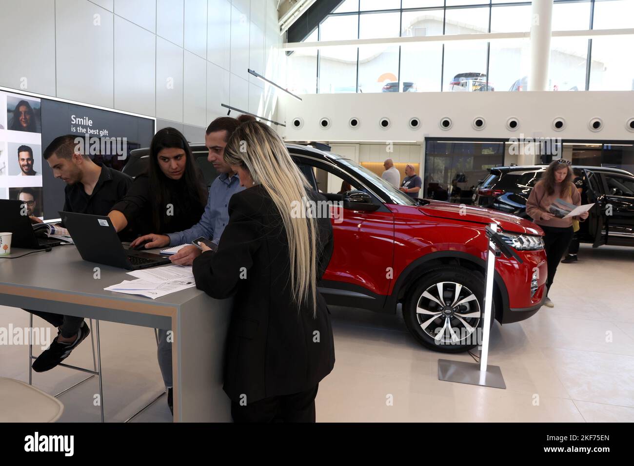 Rishon Lezion, Israël. 16th novembre 2022. Les gens visitent une salle d'exposition qui vend des véhicules fabriqués par le constructeur automobile chinois Chery à Rishon Lezion, en Israël, le 16 novembre 2022. Le constructeur automobile chinois Chery automobile Corporation a commencé la vente de trois modèles de ses voitures en Israël depuis la semaine dernière. Les modèles, vendus par l'intermédiaire de la concession automobile israélienne Carasso Motors, comprennent les modèles multisegments à essence Tiggo 7 Pro, Tiggo 8 Pro et FX, également connus sous le nom d'Omada 5. Credit: Gil Cohen Magen/Xinhua/Alay Live News Banque D'Images