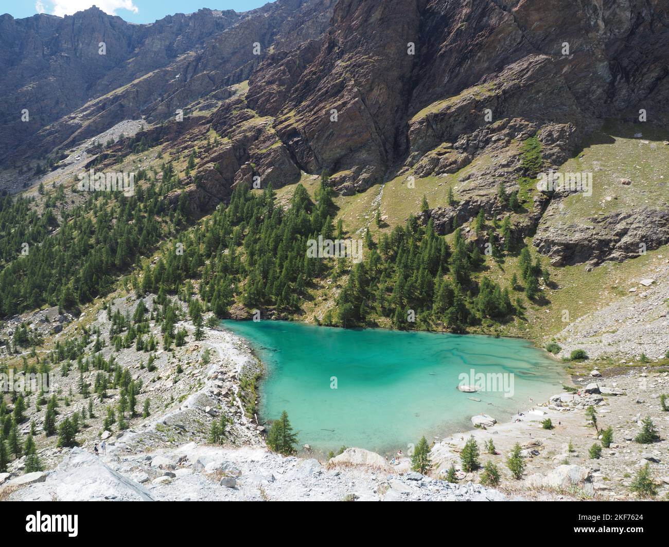 Un plan aérien du lac bleu dans la vallée d'Aoste, Champoluc, Italie - Lago Blu Banque D'Images