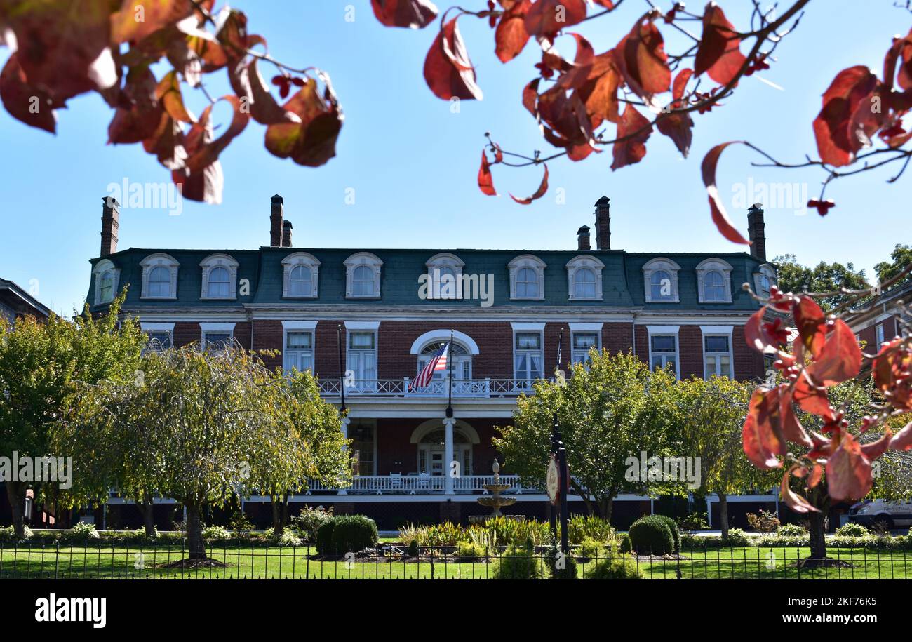 Couleurs d'automne à l'historique Martha Washington Inn à Abingdon, Virginie Banque D'Images