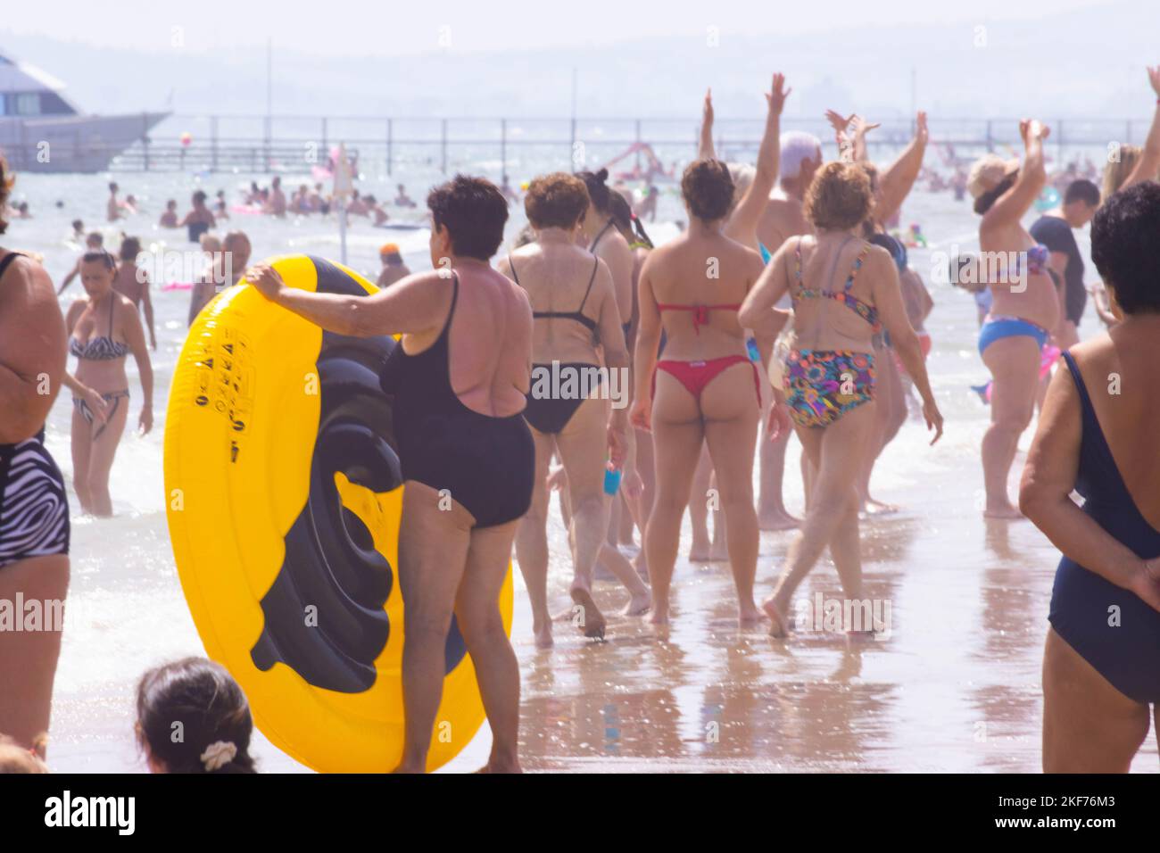 Plage avec bains en été. Rimini, Italie, image éditoriale. Photo de haute qualité Banque D'Images