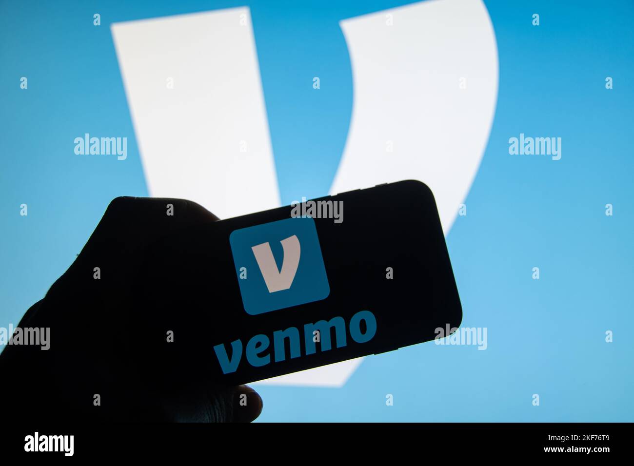 Rheinbach, Allemagne 16 novembre 2022, le logo de la marque du service de paiement mobile « Venmo » sur l'affichage d'un smartphone (accent sur le logo de la marque) Banque D'Images