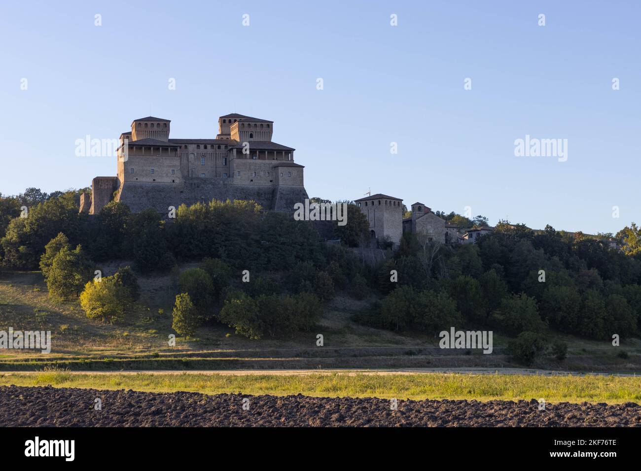 Vue sur le château de Torrechiara, province de Parme, Italie. Photo de haute qualité Banque D'Images