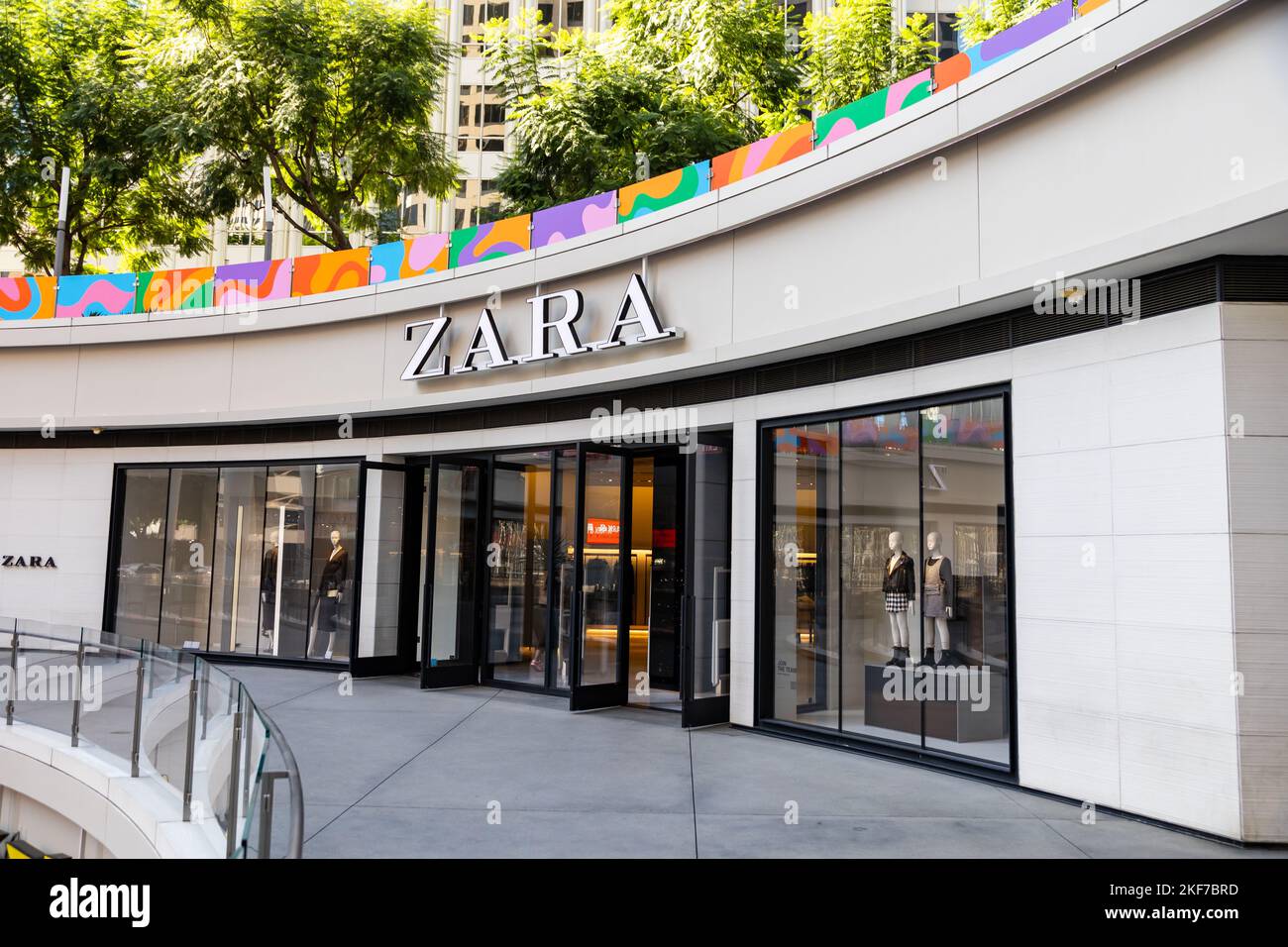 Los Angeles, CA - novembre 2022 : magasin de vêtements Zara dans un centre commercial extérieur. Banque D'Images