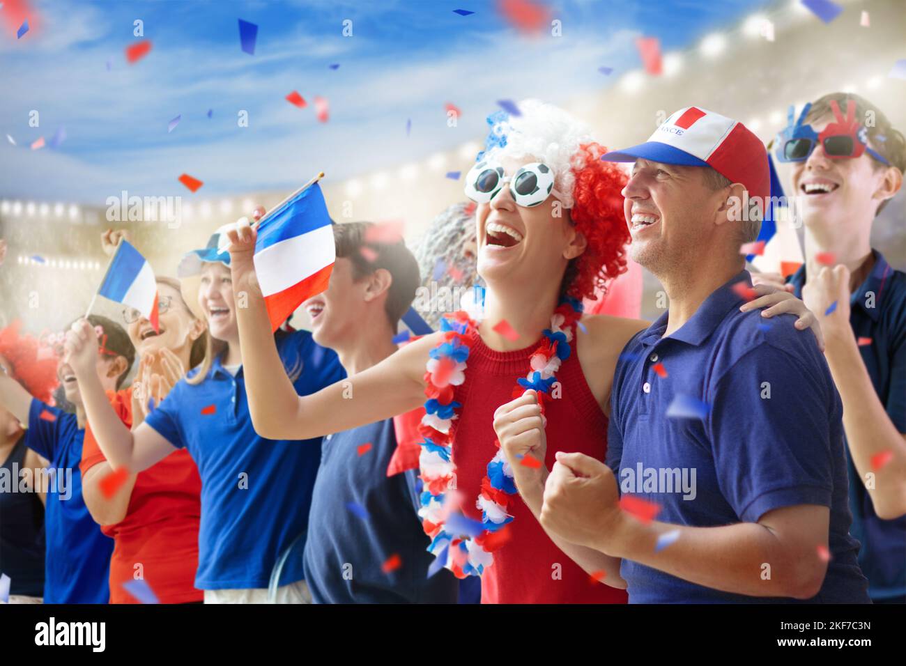 France supporter de football sur le stade. Groupe de fans français sur le terrain de football en regardant le jeu de l'équipe gagnante. Foule avec le drapeau national et le maillot applaudissent Banque D'Images