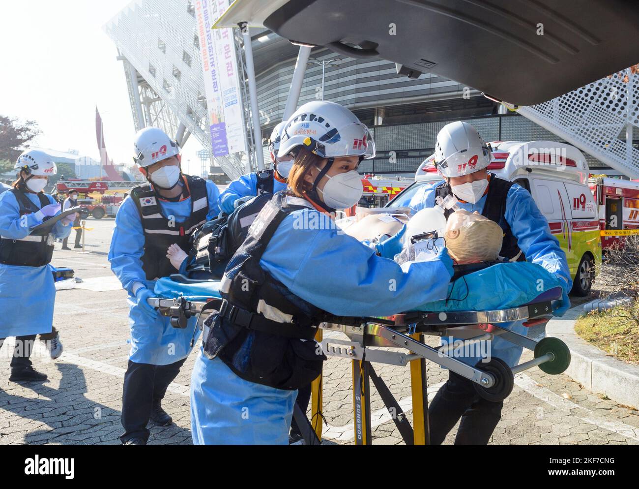 Séoul, Corée du Sud. 16th novembre 2022. Une équipe médicale en cas de catastrophe mène une formation sur la classification et le transfert des patients à la formation de secours d'urgence en cas de catastrophe organisée dans un parc de Séoul. La formation Safe Korea 2022 est une session destinée à vérifier le système d'intervention en cas de catastrophe à l'échelle nationale, de 14 novembre à 25, pour un total de 1 433 sessions de formation dans 300 ministères centraux, gouvernements locaux et institutions publiques. (Photo de Kim Jae-Hwan/SOPA Images/Sipa USA) crédit: SIPA USA/Alay Live News Banque D'Images