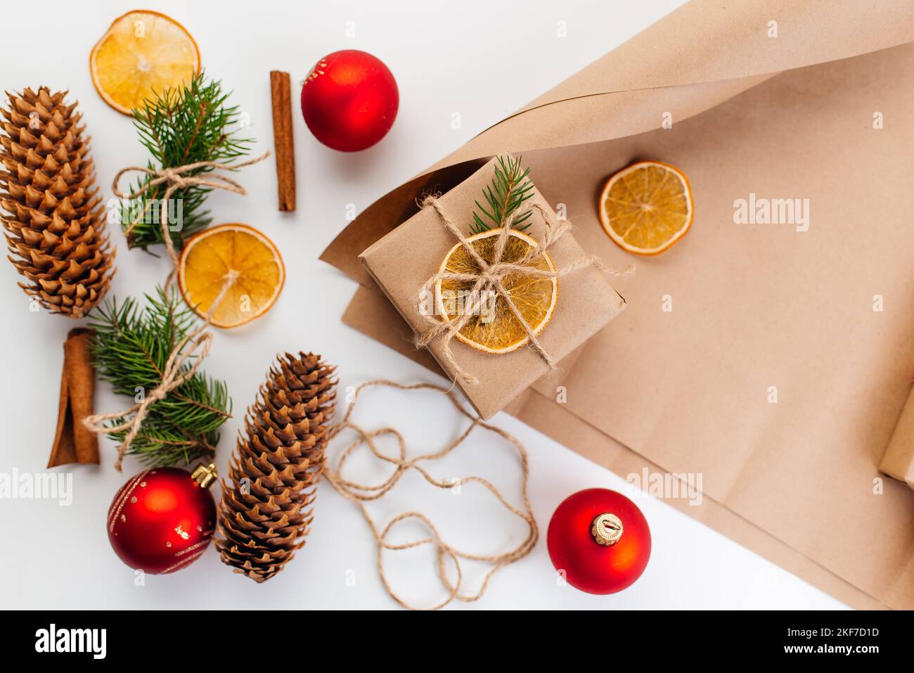 Cadeau de Noël enveloppé dans du papier kraft avec décoration naturelle Banque D'Images