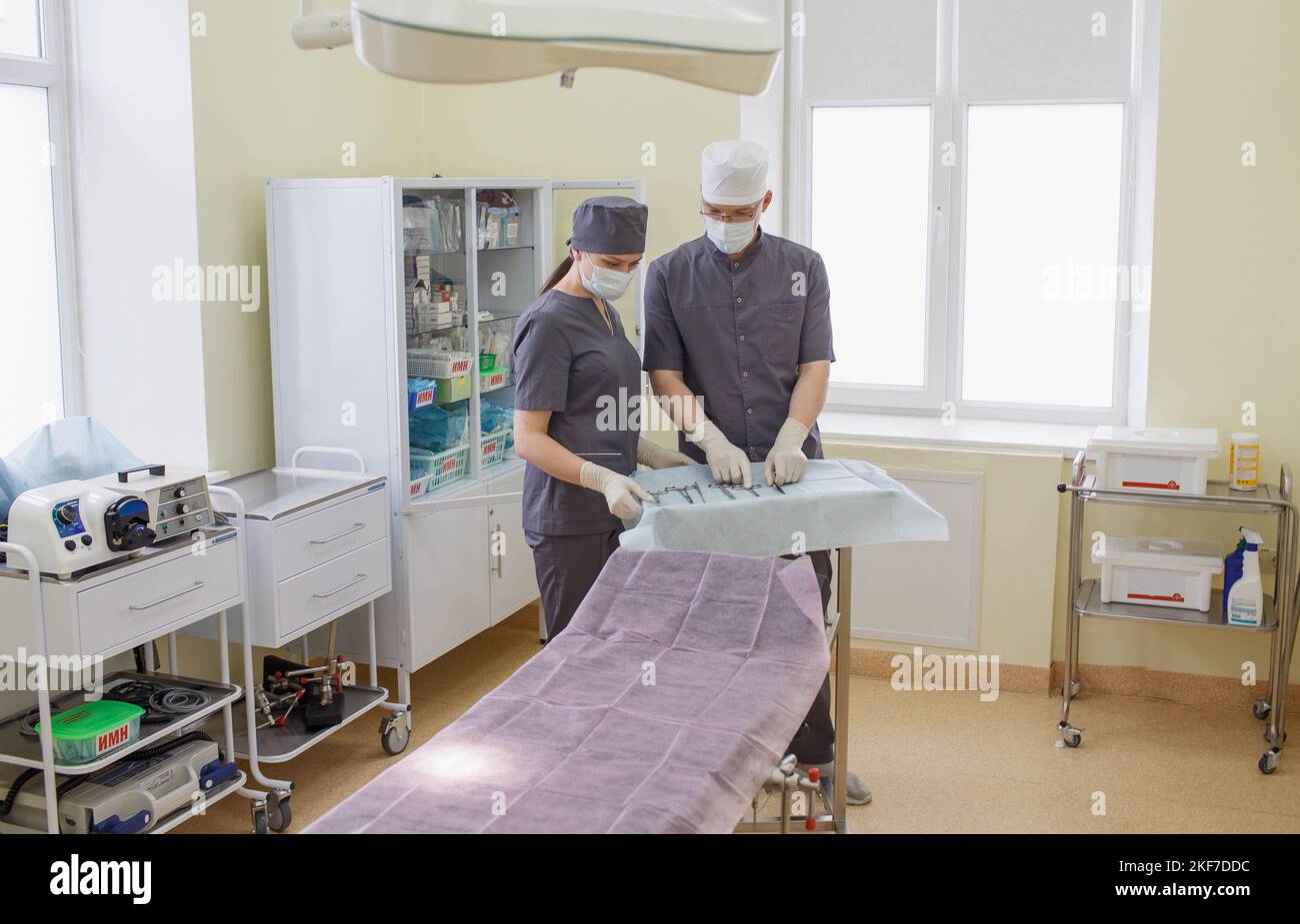 Spécialistes médicaux dans une salle d'opération moderne. Le médecin et l'infirmière préparent le lieu de travail avant l'opération Banque D'Images