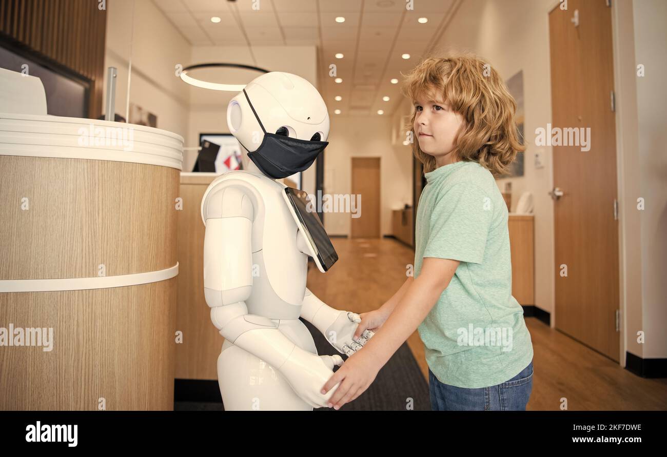 kid interagit avec le robot comme technologie innovante, la communication Banque D'Images