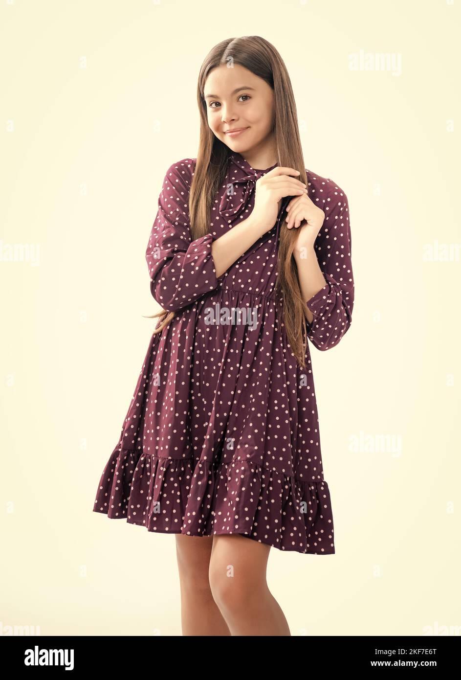 Élégant adolescent fille en mode robe d'été. Portrait d'une jeune fille  adolescente souriante Photo Stock - Alamy