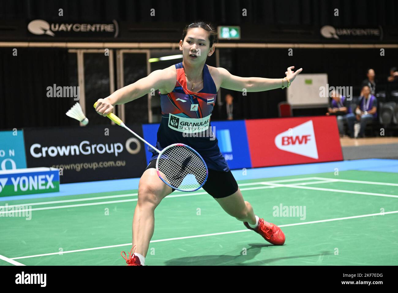 Sydney, Australie. 16th novembre 2022. Pornpawee Chochuwong de Thaïlande vu en action pendant le groupe SATHIO 2022 Australian Badminton Open femmes single round of 32 match contre Selvaduray Kisona de Malaisie. Pornpawee remporte le match 21-12, 21-10. Crédit : SOPA Images Limited/Alamy Live News Banque D'Images