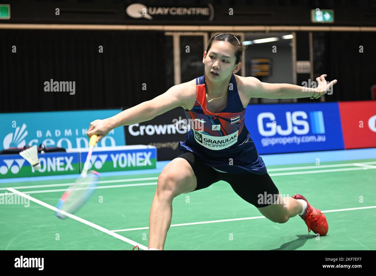 Sydney, Australie. 16th novembre 2022. Pornpawee Chochuwong de Thaïlande vu en action pendant le groupe SATHIO 2022 Australian Badminton Open femmes single round of 32 match contre Selvaduray Kisona de Malaisie. Pornpawee remporte le match 21-12, 21-10. Crédit : SOPA Images Limited/Alamy Live News Banque D'Images