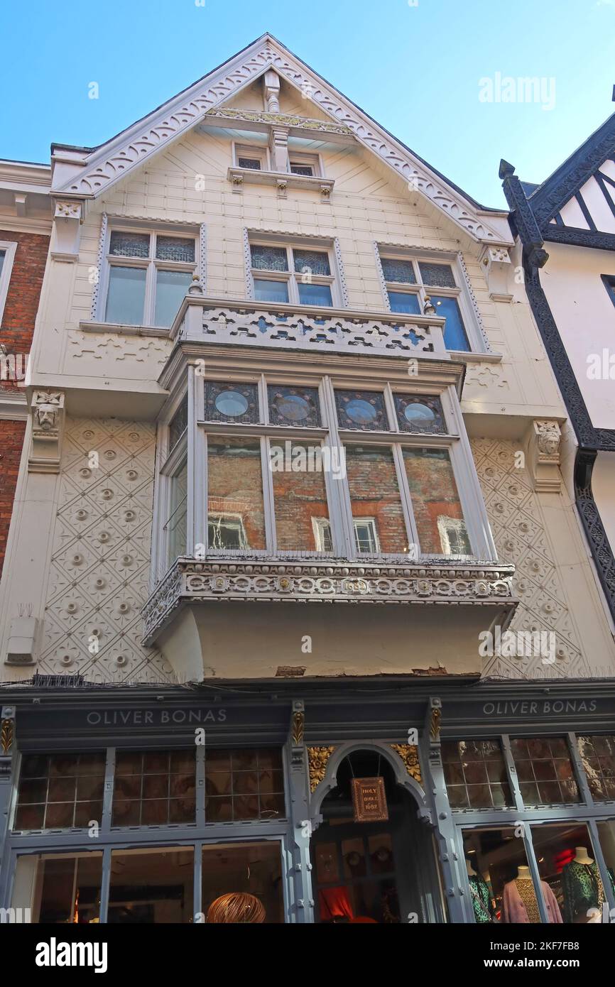 Oliver Bonas shop, 35 Stonegate, York, North Yorkshire, Angleterre, Royaume-Uni ,YO1 8AW - avec la sainte bible 1682 suspendue au-dessus de l'entrée Banque D'Images
